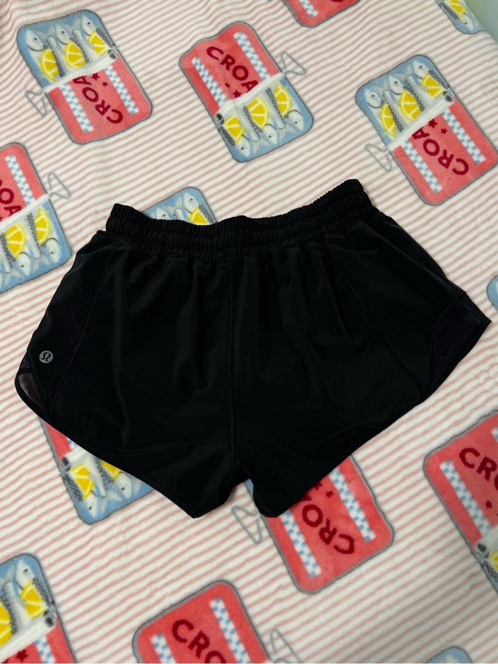 Lululemon Hotty Hot shorts, black size 6 low rise 2.5” inseam - Picture 2 of 6